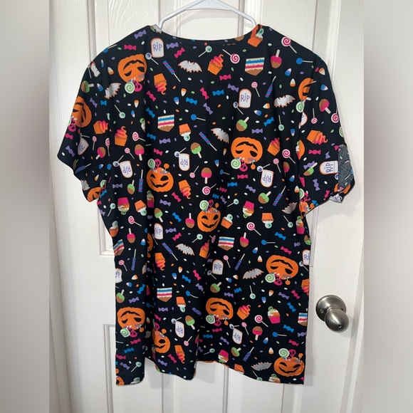 Zoe and Chloe nurse scrub top Halloween bats and candy size XL new without tag - Picture 3 of 4
